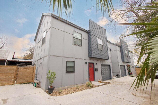 Foto del edificio - Minutes to the Heart of Downtown!