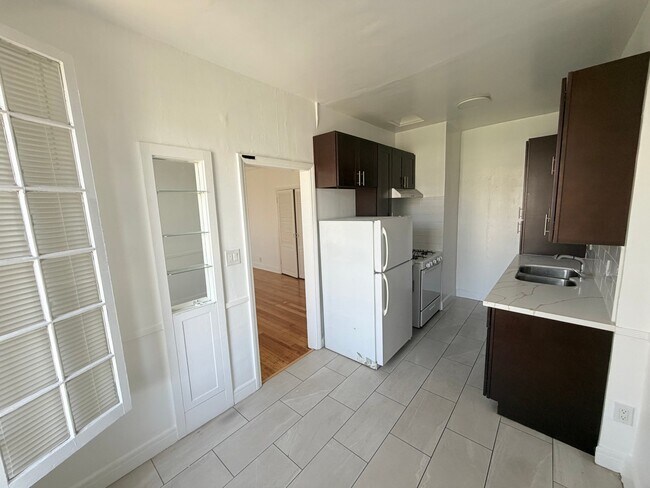 Foto del edificio - 318 S Kingsley Dr