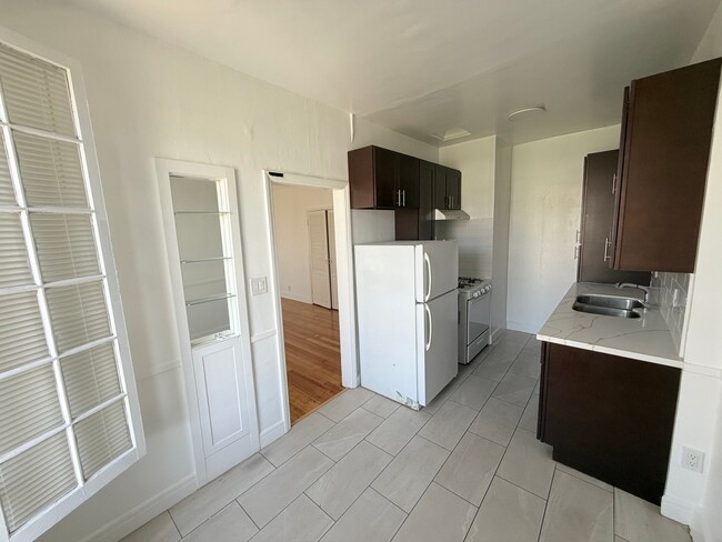Building Photo - 318 S Kingsley Dr