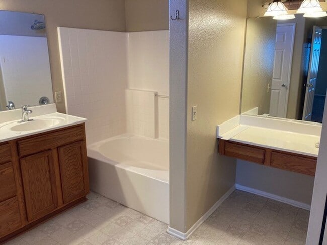 Building Photo - 302 Willow Bend Dr