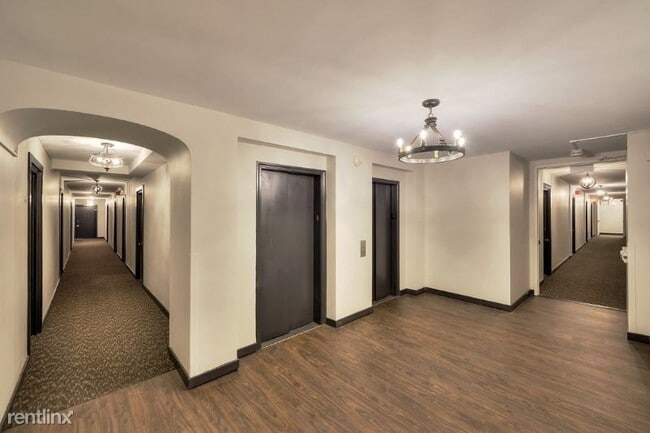 Building Photo - 2970 N Sheridan Rd