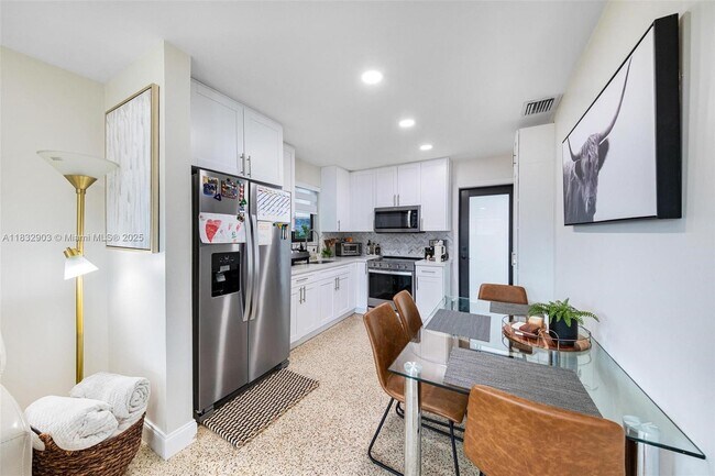 Foto del edificio - 30 NW 56th Ct