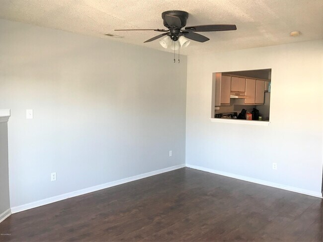 Foto del edificio - 106 Woodlake Ct