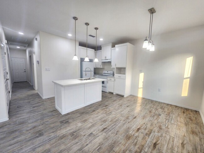 Building Photo - 2214 E Valley Cir