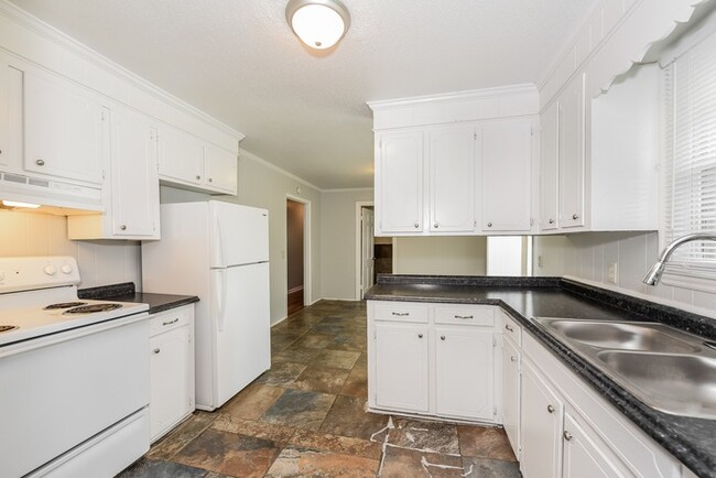 Building Photo - Lovely 4 Bedroom Home
