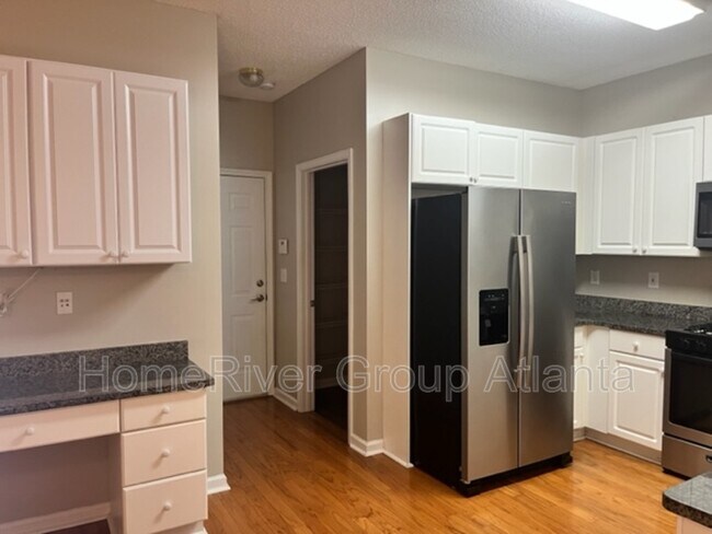 Foto del edificio - 2499 Lakebrooke Dr