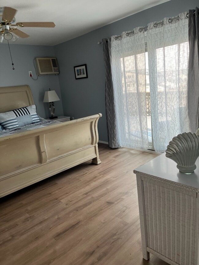Master bedroom- king bed - upper floor - 220 Catherine Ln
