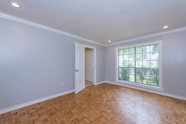 Foto del edificio - 8003 Sharpview Dr