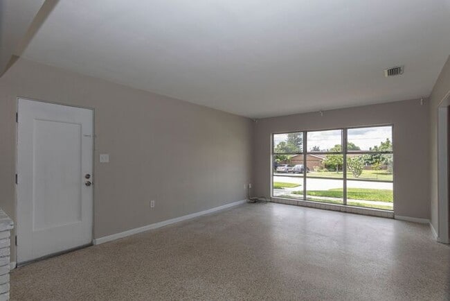 Foto del edificio - 3 bedroom/ 2 bath with carport