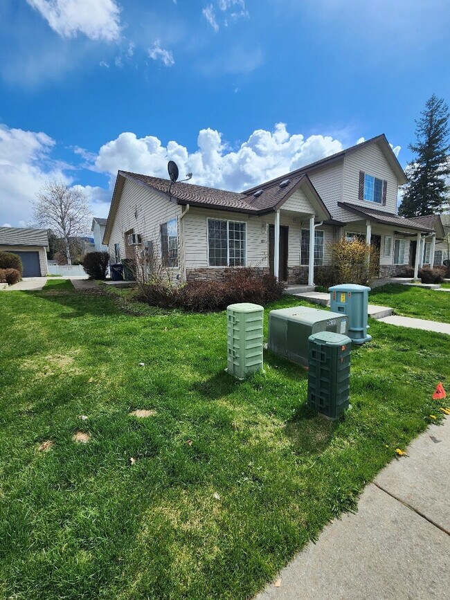Building Photo - 1063 W Sumac Ave
