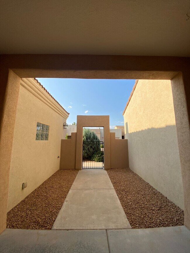 Foto del edificio - Beautiful 2 Bedroom Del Prado Condominium ...