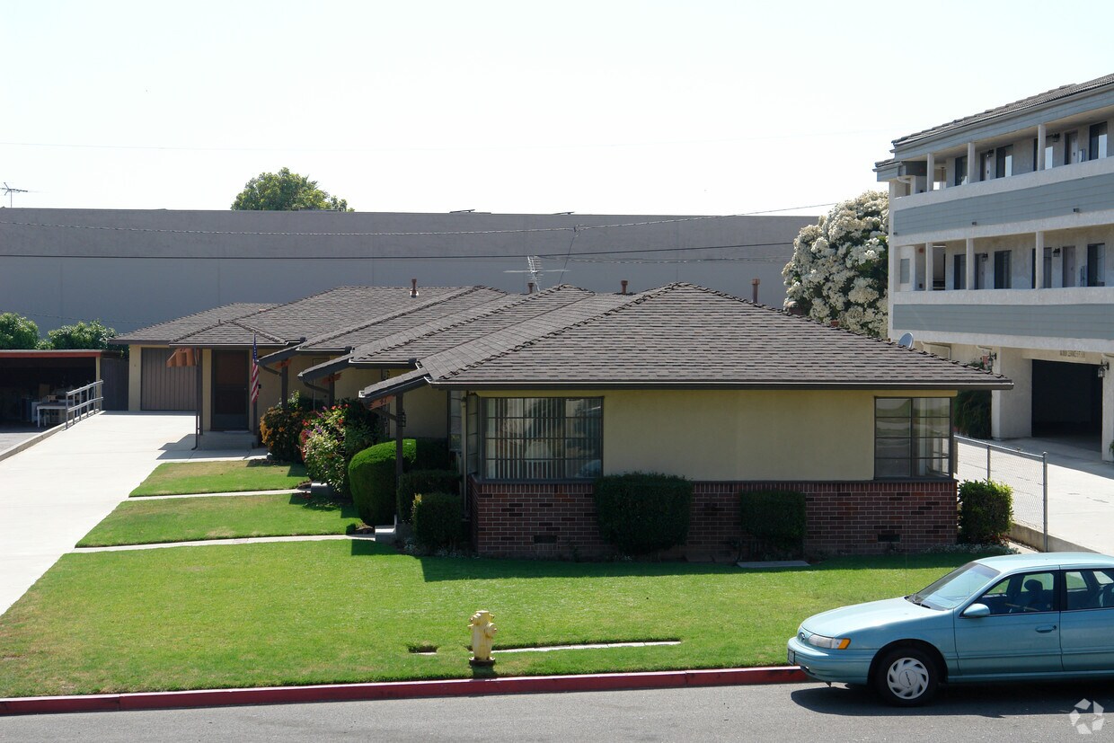 Building Photo - 41-47 College Dr