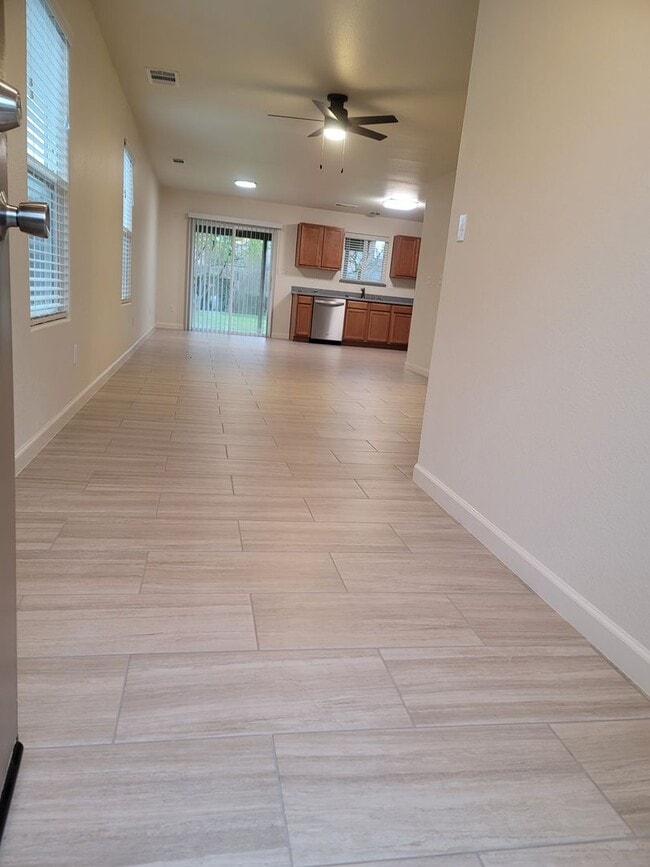 Foto del edificio - 3 bedroom 2 bath SW Visalia Home