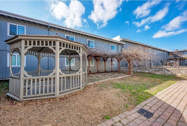 Building Photo - 2401 Manor Rd
