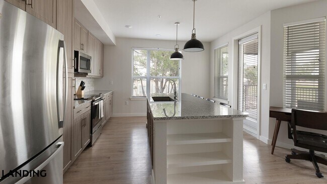 Foto del edificio - 5219 Rogers Rd