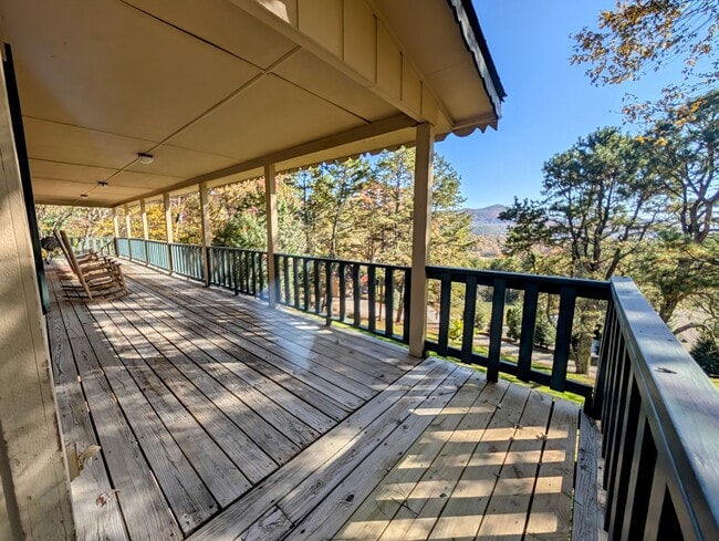 Building Photo - 729 Chalet Village Dr