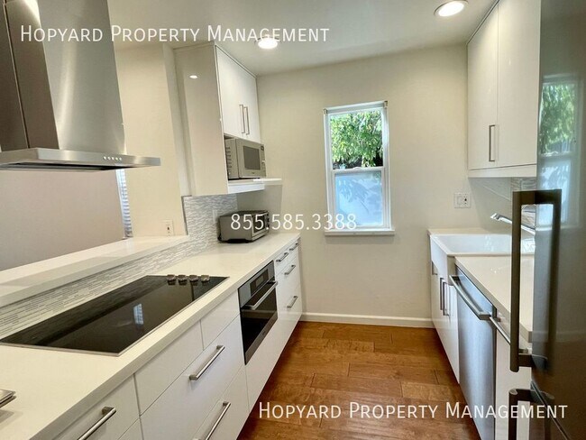 Building Photo - AVAILABLE NOW! Close to downtown Palo Alto!
