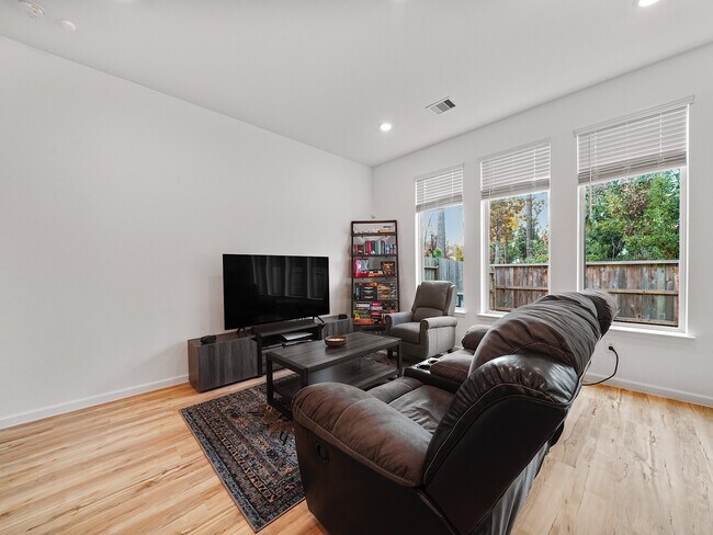 Foto del edificio - 674 Royal Arch Dr