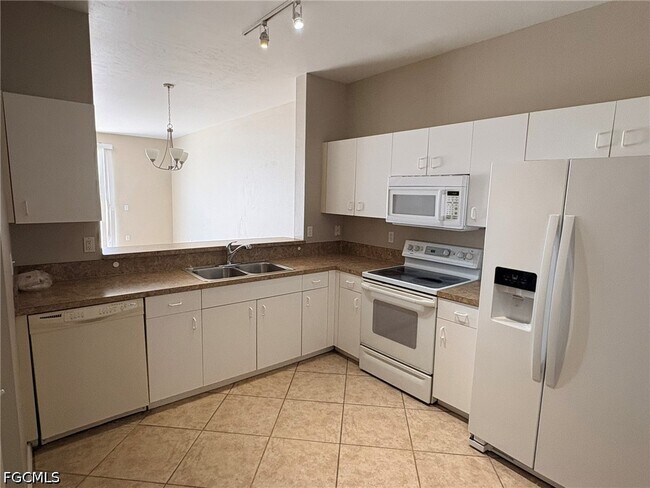 Building Photo - 3643 Pine Oak Cir