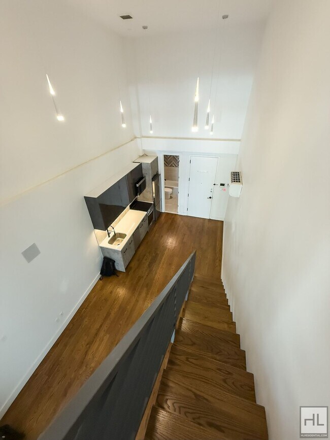 Foto del edificio - Stunning Two-Bedroom Duplex with Soaring 1...