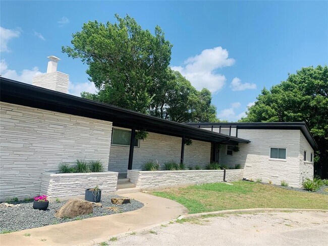 Building Photo - 3507 Lakeshore Dr