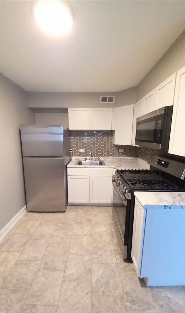 Building Photo - Beautifully Updated 2-Bedroom Condo