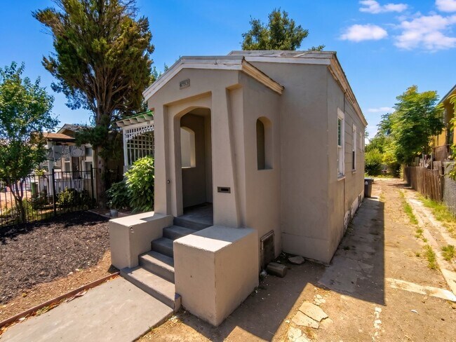 Foto del edificio - Modern Upgrades w/ Classic Oakland Charm & Driveway Leading to Rear Yard