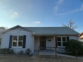 Building Photo - 3213 Hollywood Ave