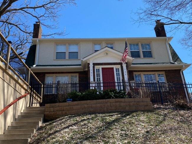 Building Photo - 2 Bedroom 2 bath Townhome in Davenport