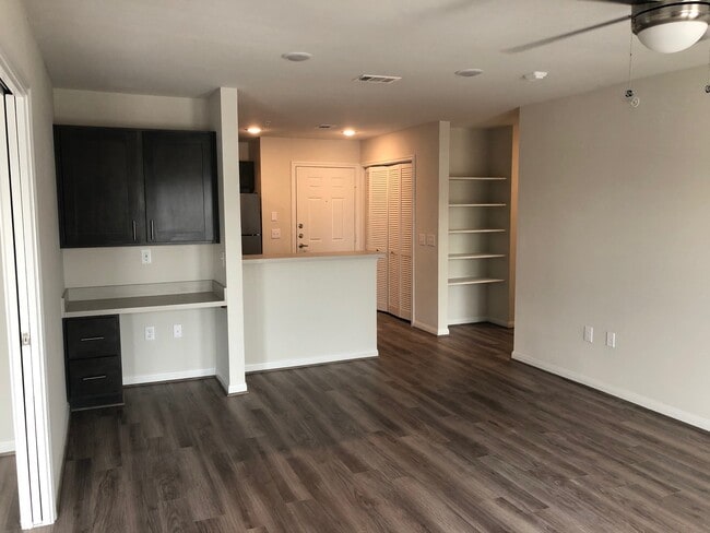 Building Photo - Huntington at College Station