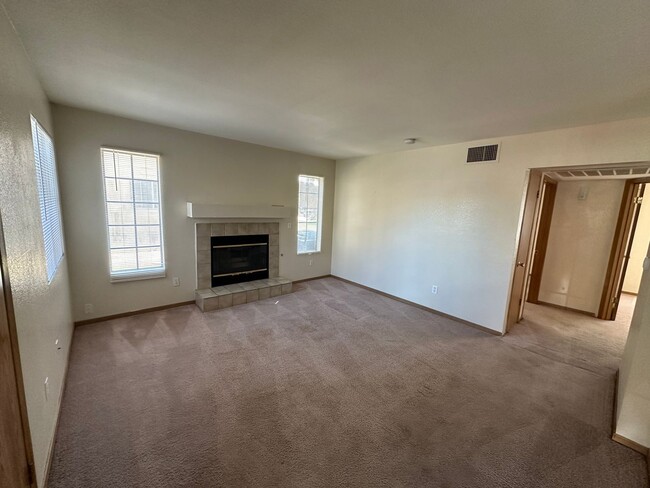 Building Photo - Perfect 2 Bedroom/1 Bathroom