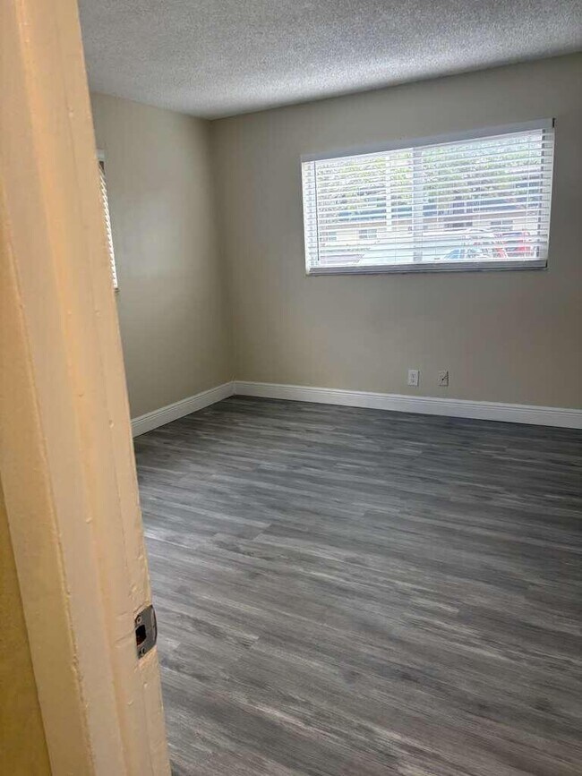 Foto del edificio - 5811 NW 17th Pl