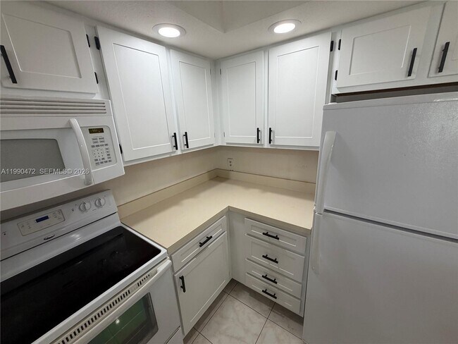 Foto del edificio - 3330 Pinewalk Dr N