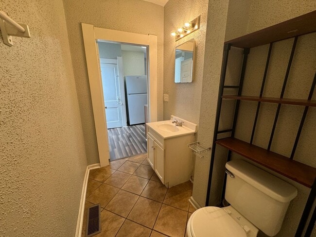 Building Photo - Cozy two bedroom with front porch