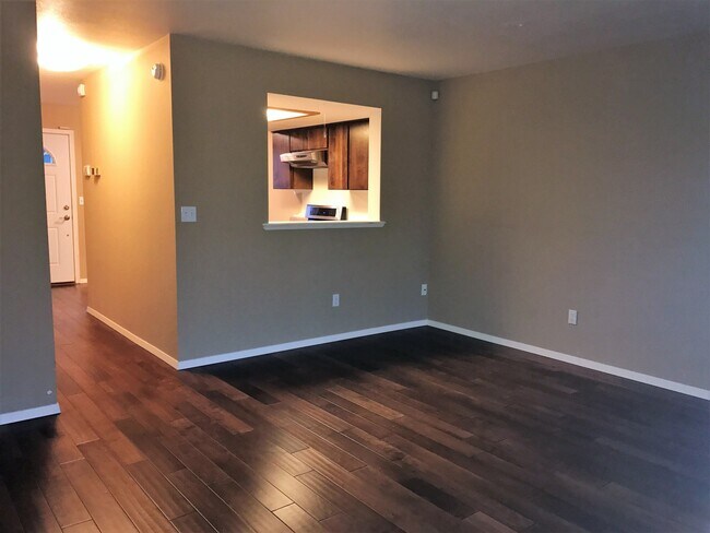 Foto del edificio - Two bedroom townhouse near Downtown!  Available Now