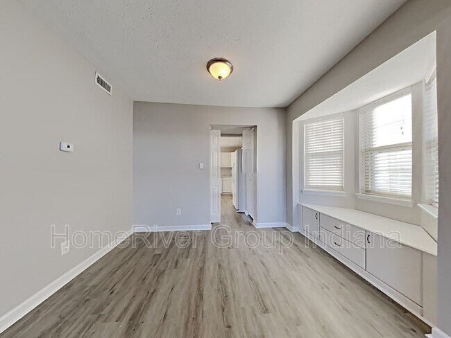 Foto del edificio - 1275 Easton Point Dr