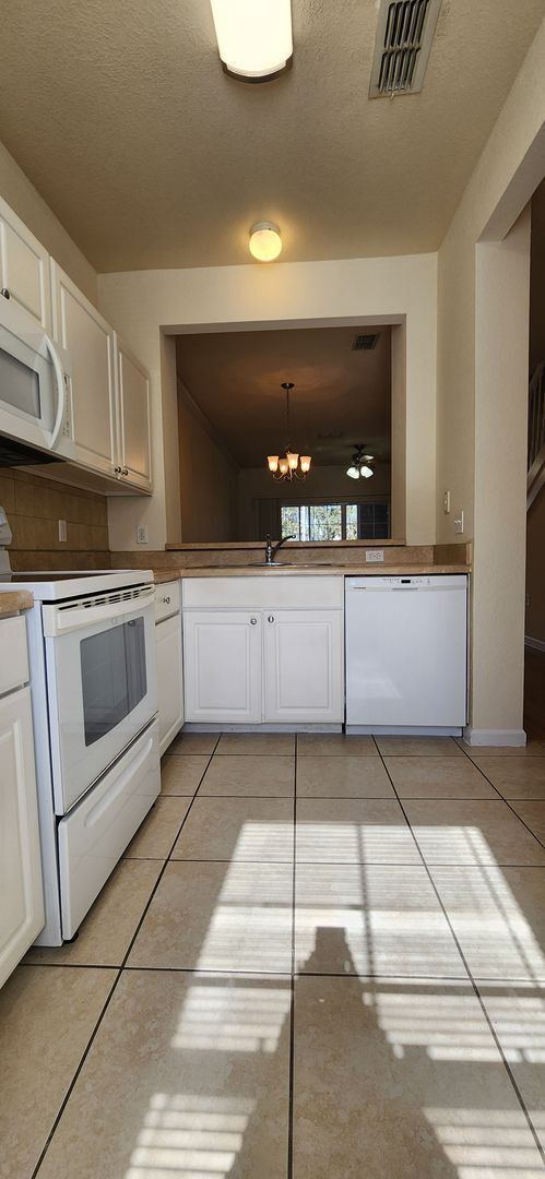 Building Photo - Beautiful 2 bedroom 2.5 bathroom townhome