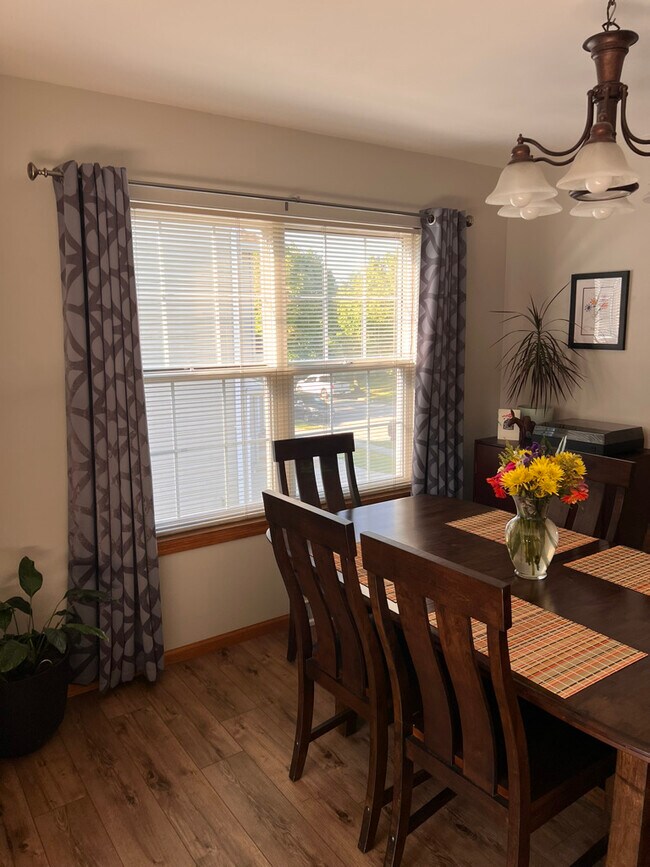 Comedor - 824 N Clover Ln