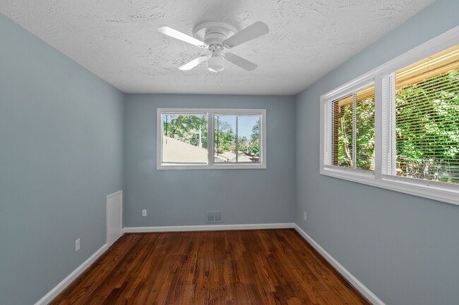 Foto del edificio - Don’t Miss Out! Look, Lease, and Live Spec...