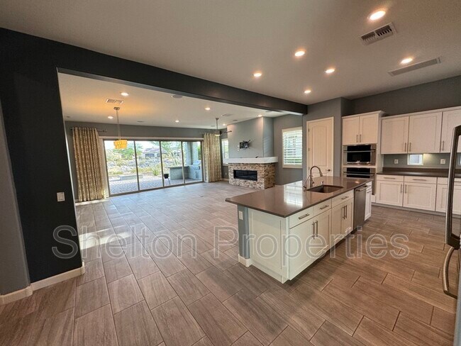 Foto del edificio - 20614 W Hillcrest Blvd