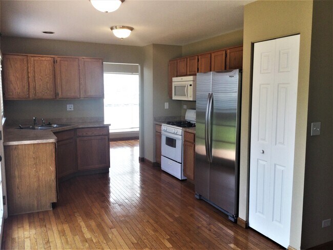 Building Photo - 4620 Rolling Hills Dr