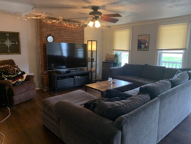 Building Photo - Large 3 Bedroom Available Now! Central air - Laundry provided!