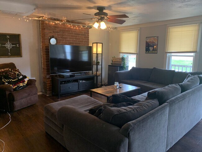 Foto del edificio - Large 3 Bedroom Available Now! Central air - Laundry provided!