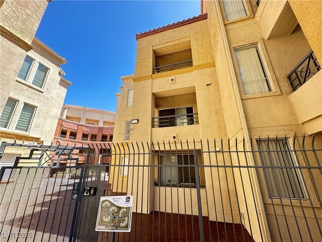 Building Photo - 270 E Flamingo Rd