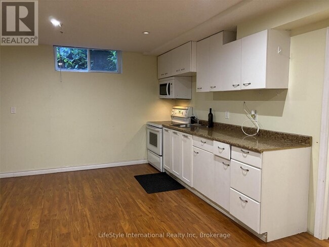 Building Photo - 114 Clairfields Dr W