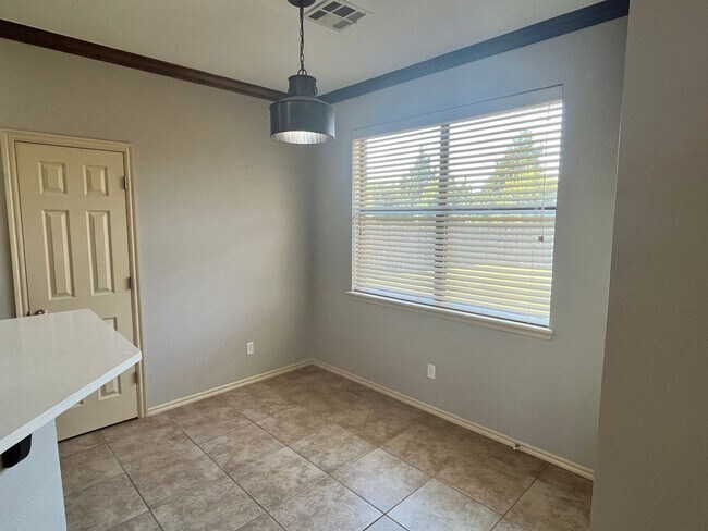 Foto del edificio - Gorgeous 4 Bed 2 Bath In Edmond