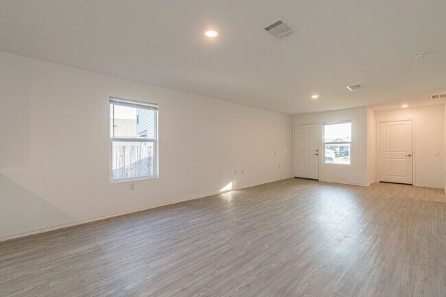 Building Photo - 5602 Willow Breeze