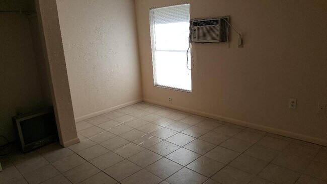 dormitorio - 434 N Osprey Ave