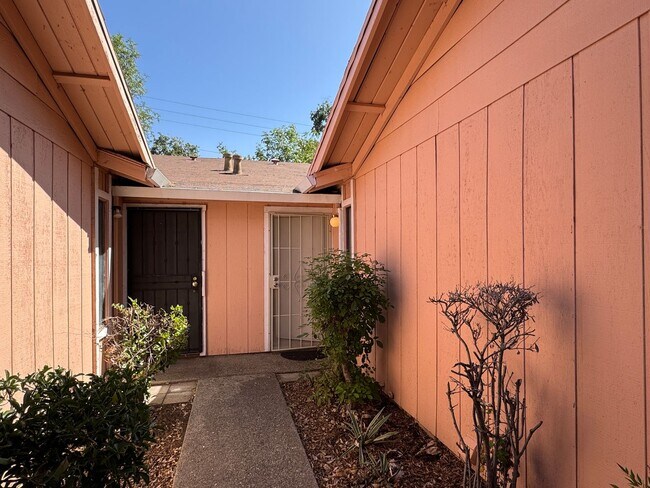 Building Photo - Three Bed, Two Bath Duplex With Two Car Ga...