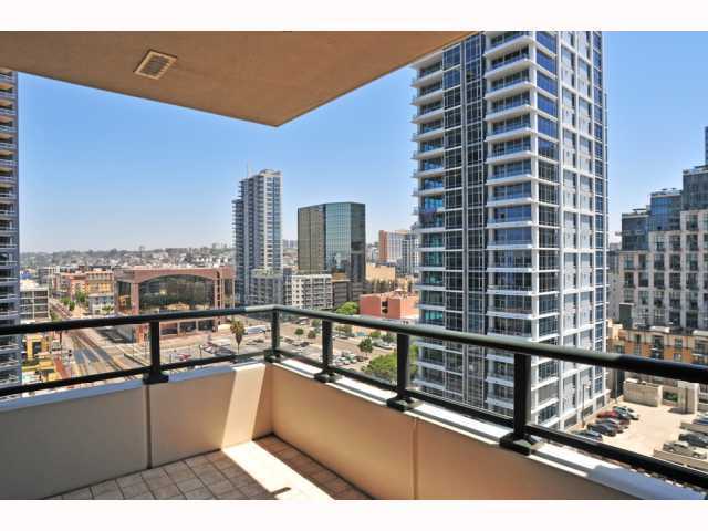 Building Photo - Stunning 1 bedroom, 1.5 bath in The Grande...